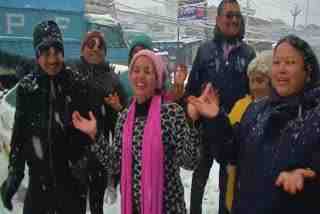 tourists-enjoying-snowfall-in-dal-lake-srinagar