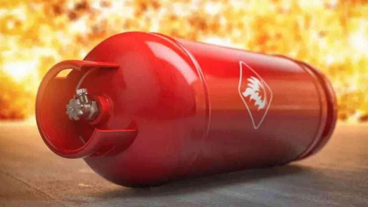 Small cylinder explodes while cooking in Noida
