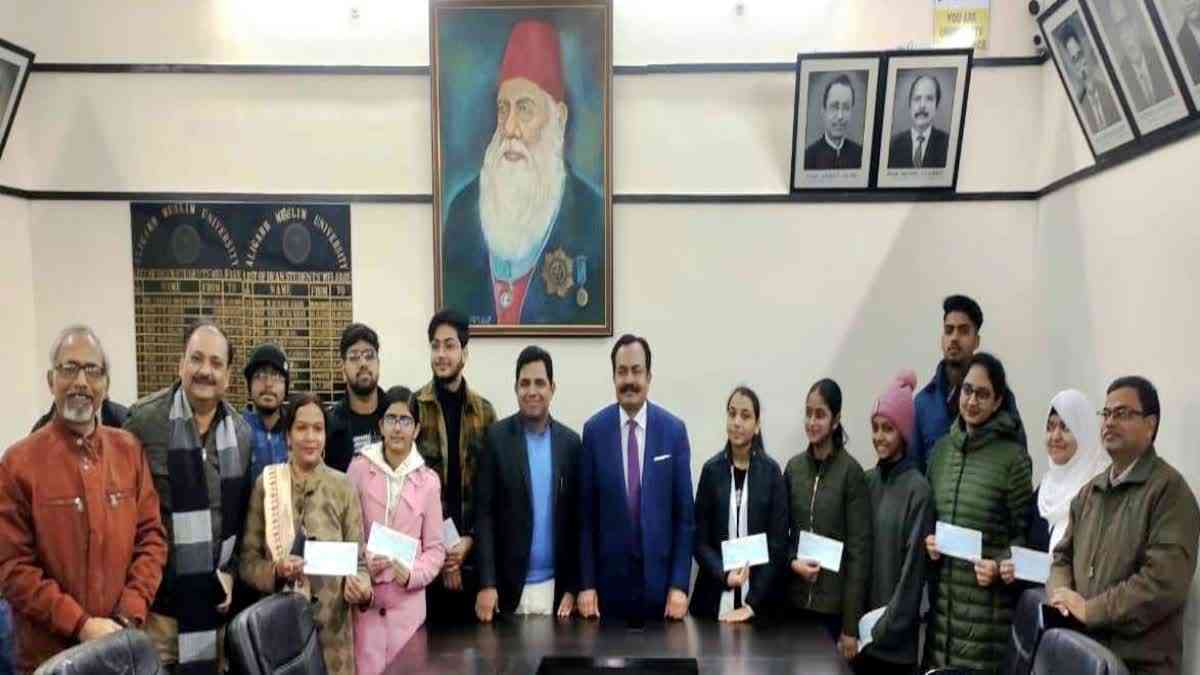 Distribution of Sherwani prizes among AMU students