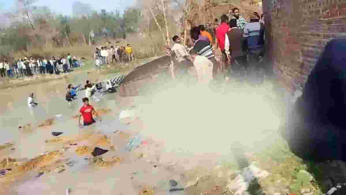 Accident in Kasganj Tractor Trolley Fell in Pond while going for Purnima Bath 7 children 8 women died