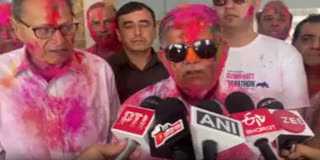 Assam Governor Kataria played Holi among his loved ones in Udaipur