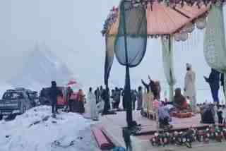 A couple from Gujarat tied the knot in minus 25 to 30 degrees temperature in Himachal's Lahaul Spiti district to make their wedding memorable.