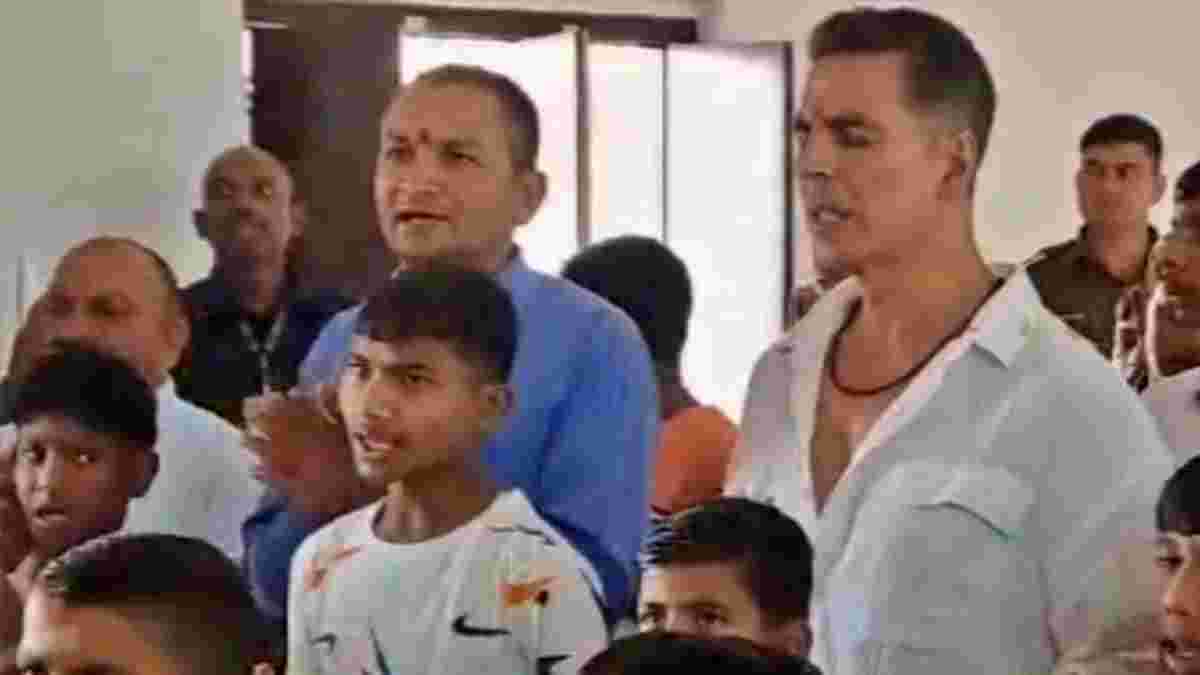 WATCH: Akshay Kumar Performs Puja in Udaipur Hostel, Donates Rs 1 Cr Towards Building Construction