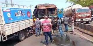 lorry_accident_in_parawada_lankepalem_national_high_way