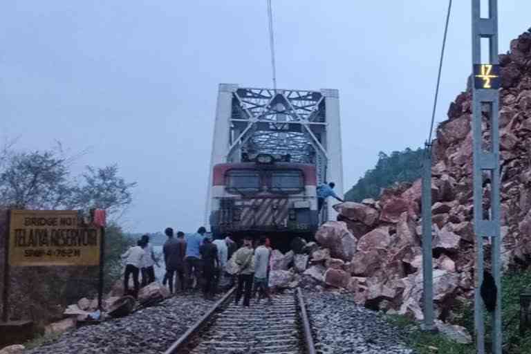 Rock on railway track in Jawahar Ghati of Koderma Goods train engine damaged