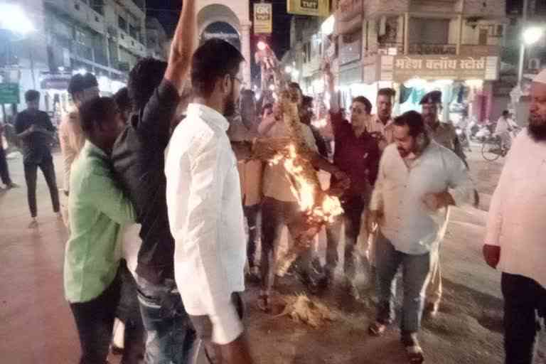 Congress workers burnt effigy of Ajay Chandrakar in Dhamtari