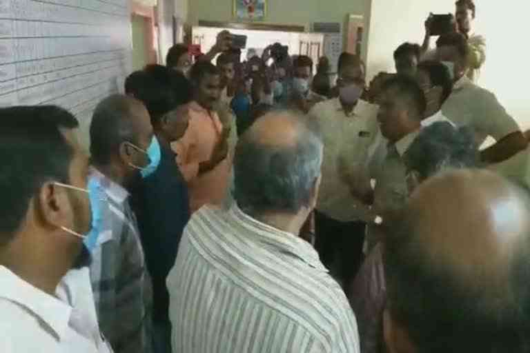 jewellery-shop-owner-protest-against-ambur-si
