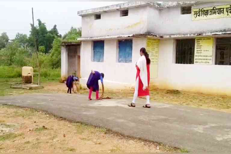 Video of girl students sweeping the school campus of Surajpur goes viral