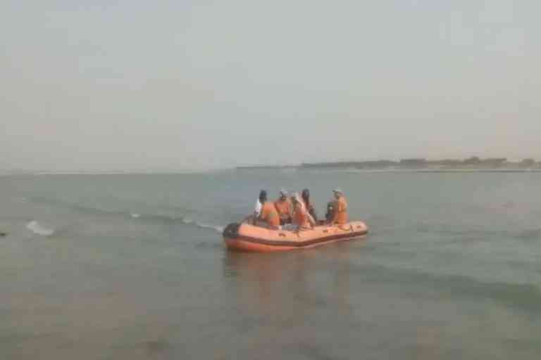 भोजपुर में गंगा में डूबी नाव