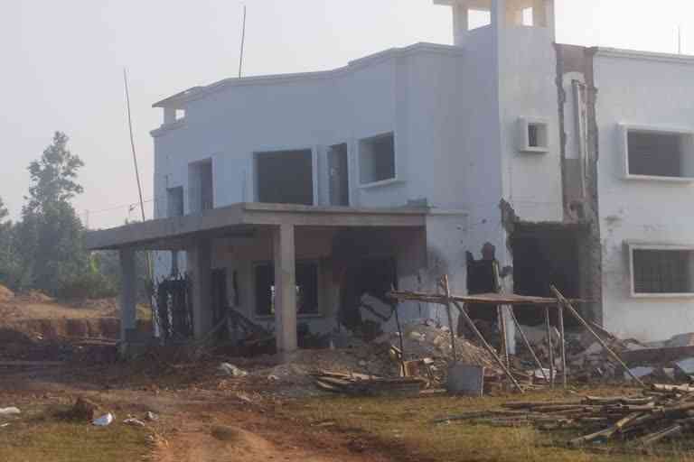Naxalites blew up police station building