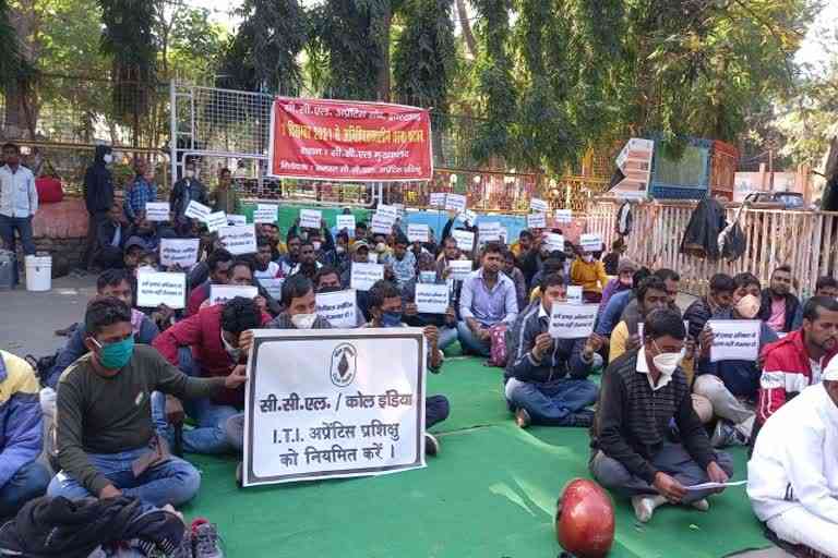 apprentice-trainees-protest-against-ccl-director-in-ranchi
