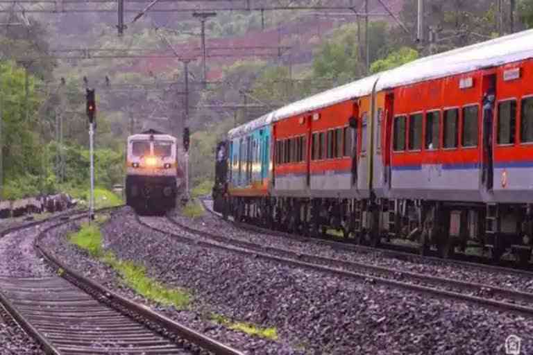 Rajdhani Express train hits cement pillar  attempt to derail the Delhi-bound train in Gujarat  ഗുജറാത്തില്‍ രാജധാനി എക്‌സ്പ്രസ് അട്ടമറിക്കാന്‍ ശ്രമം  മുംബൈ-ഡൽഹി രാജധാനി എക്‌സ്പ്രസ് സിമന്‍റ് തൂണിലിടിച്ചു