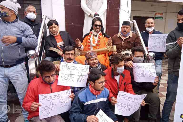 Congress workers protest against Anukriti Gusain