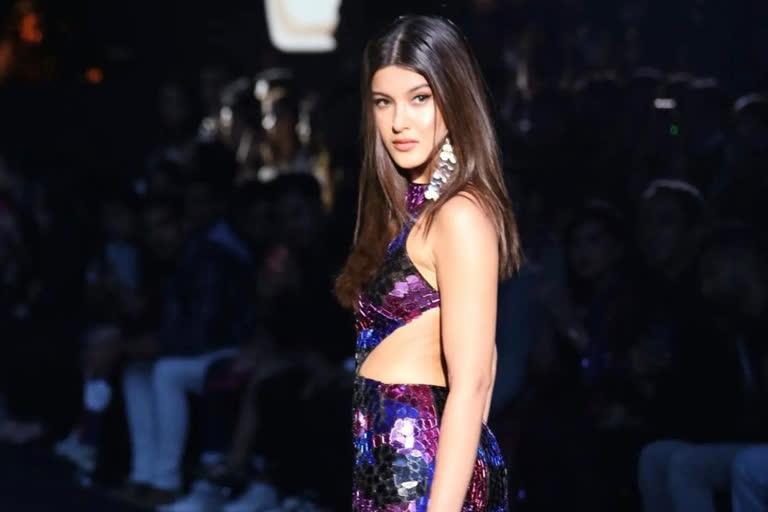 Before hitting the big screens with her Bollywood debut Bedhadak, Sanjay Kapoor's daughter Shanaya Kapoor marked her ramp debut at the star-studded Lakme Fashion Show.