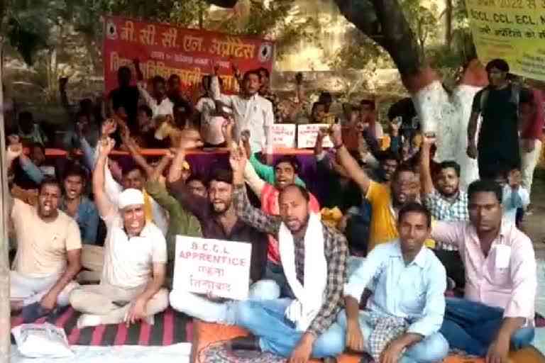 apprentice-workers-protest-in-front-of-bccl-headquarters-in-dhanbad