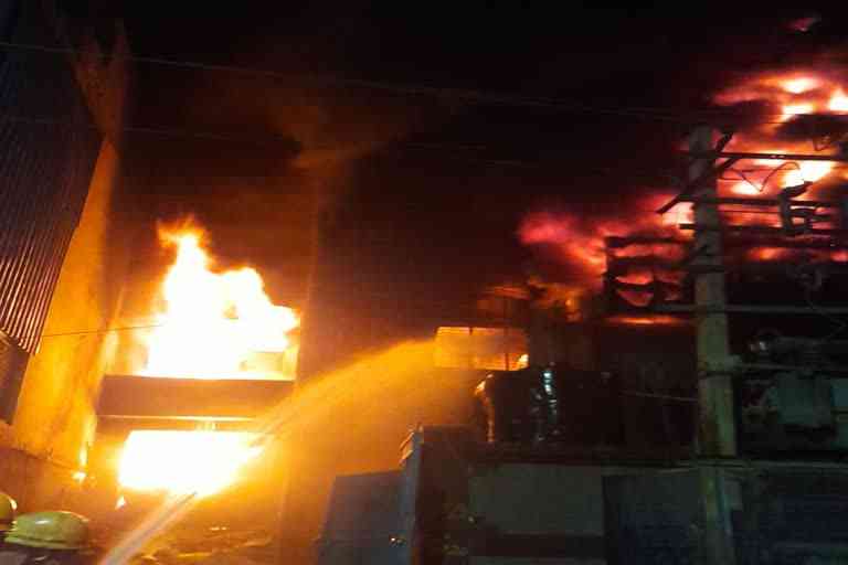 massive-fire-broke-out-in-plastic-factory-of-narela-industrial-area-about-one-and-a-half-dozen-fire-tenders-on-spot