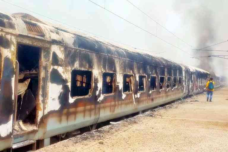 Police have found a pattern in the protests in Bihar and Telangana where trains were set on fire by protesters following calls from protests by military & competitive exam aspirants through Whatsapp groups. The role of these coaching centres are under the scanner.