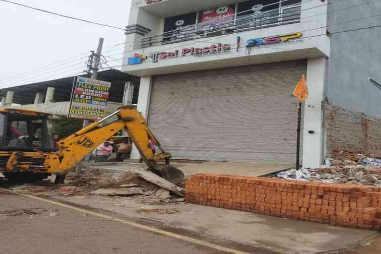 murder accused shop vandalized by bulldozer in bhilai