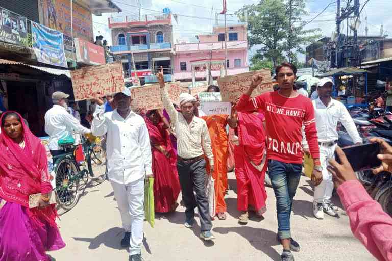 Demonstration for arrest of attacker husband in Palamu