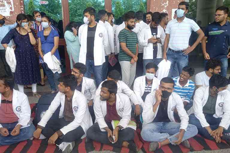 नालंदा में जूनियर डॉक्टरों की हड़ताल
