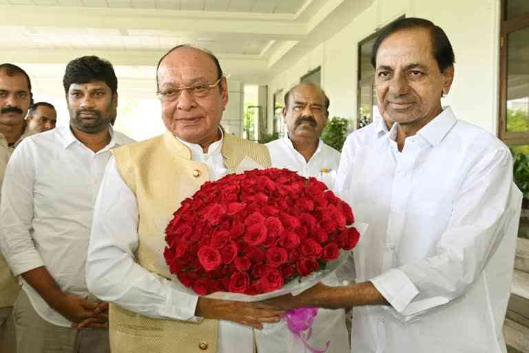 Gujarat former CM meets KCR