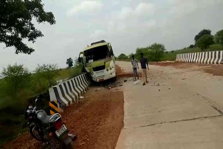 accident-of-women-bus-returning-from-pm-modi-program-in-shivpuri