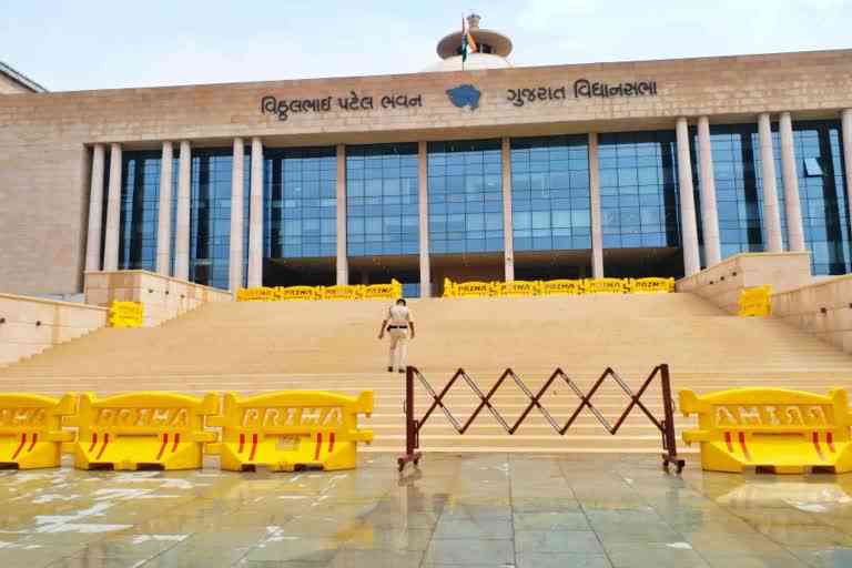 ગુજરાત સરકાર પાણીમાં બેસી ગઈ, વિધાનસભામાં ઢોર નિયંત્રણ બિલ પરત ખેંચશે