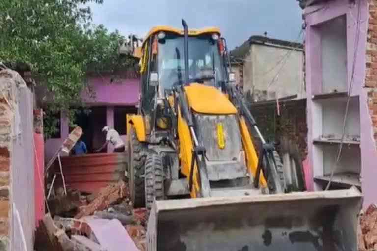 house Rape accused in Bokaro was demolished by bulldozer