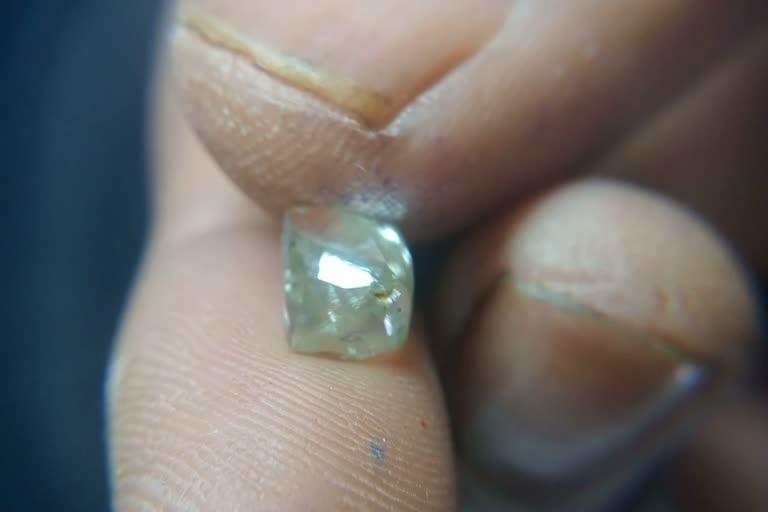 Farmer found diamond of 3 carat in field