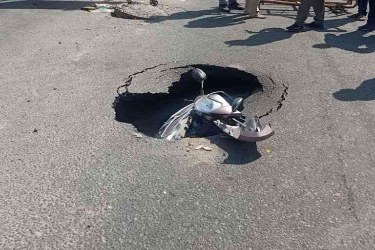 Old Man with Scooty Fell into pit in Jodhpur