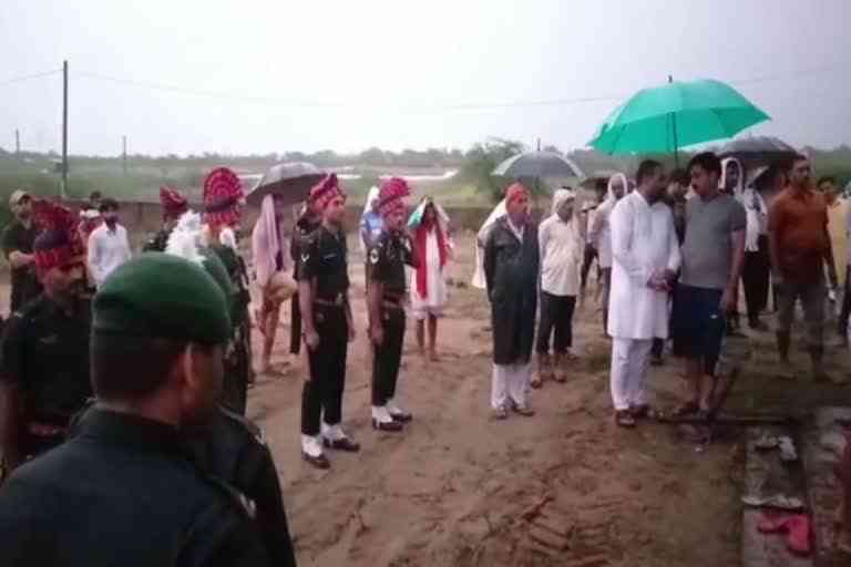 martyred soldier cremation in daraula village