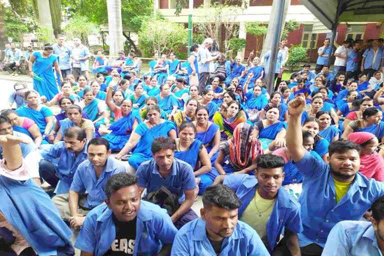 Etv Bharat7000 રૂપિયા ઓછો પગાર ચૂકવાતા સિવિલના કર્મચારીઓ ઉતર્યા હડતાળ પર