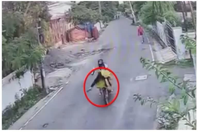 موٹر سائیکل سوار نے خاتون کو ٹکر ماری