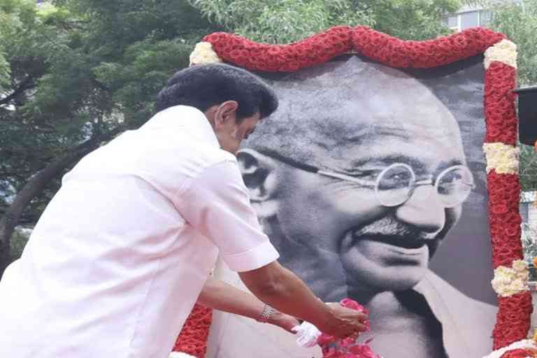 காந்தி ஜெயந்தி: ஆளுநர், முதலமைச்சர் மரியாதை
