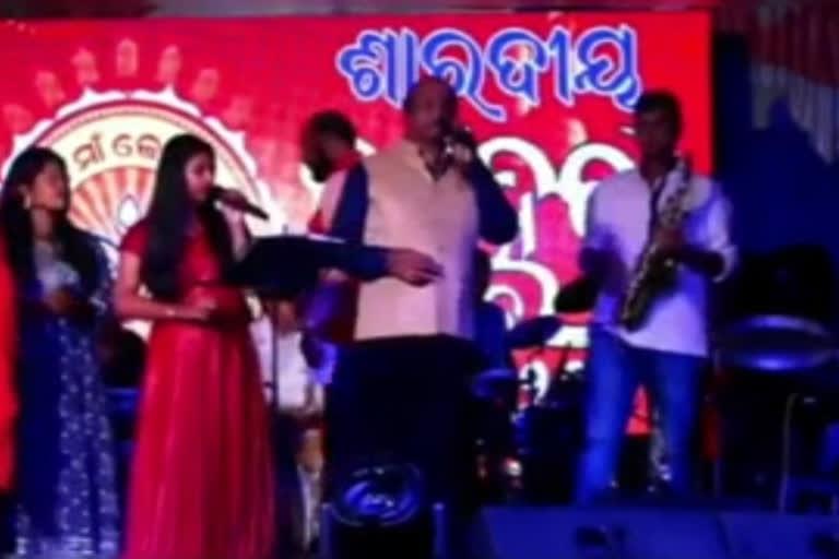 Odia singer Murali Prasad Mohapatra collapsed on stage while performing at an event in Odisha's Jeypore town on Sunday night. The 59-year-old was rushed to the hospital where the doctors declared him dead on arrival.