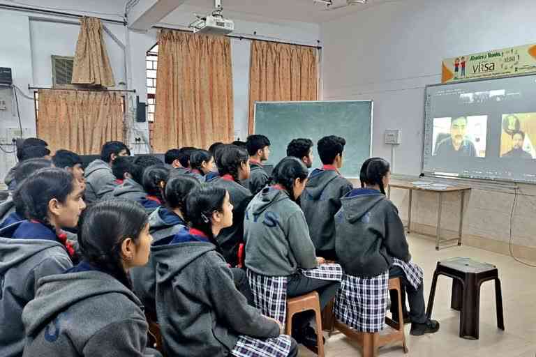 केंद्रीय मंत्री अनुराग ठाकुर ने परीक्षा पर छात्रों से की चर्चा