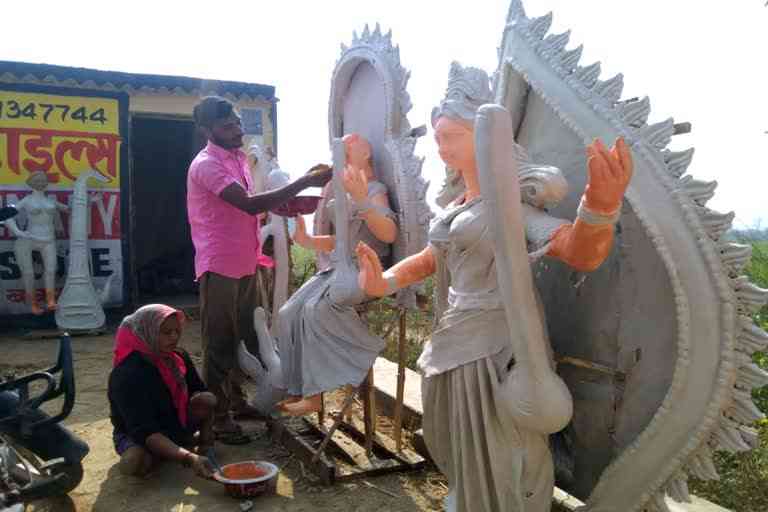 बक्सर में दिव्यांग बहन के सहयोग से भाई बना रहा मां सरस्वती की प्रतिमा
